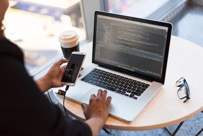 Profesional trabajando en el diseño de un sitio web moderno en una computadora